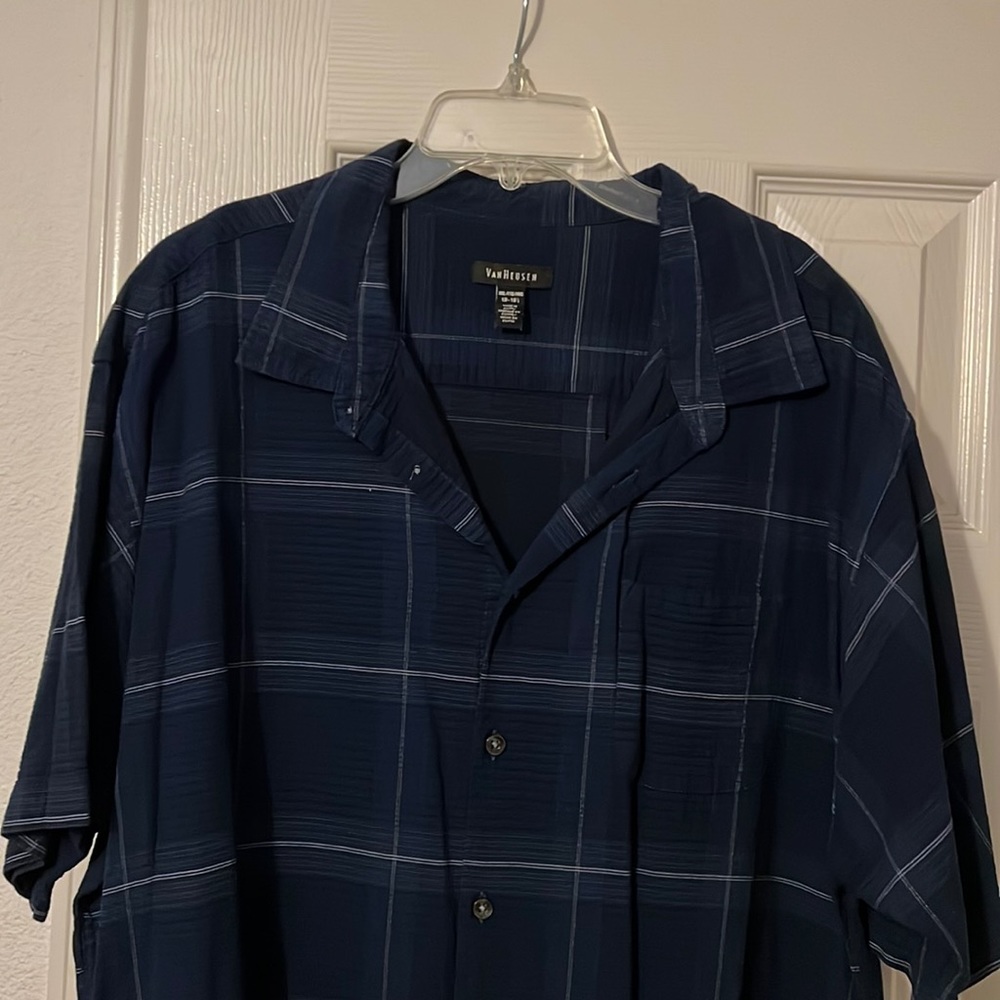 Very nice Van Heusen button down. Can be worn as dress shirt or casual. Looks 🤩